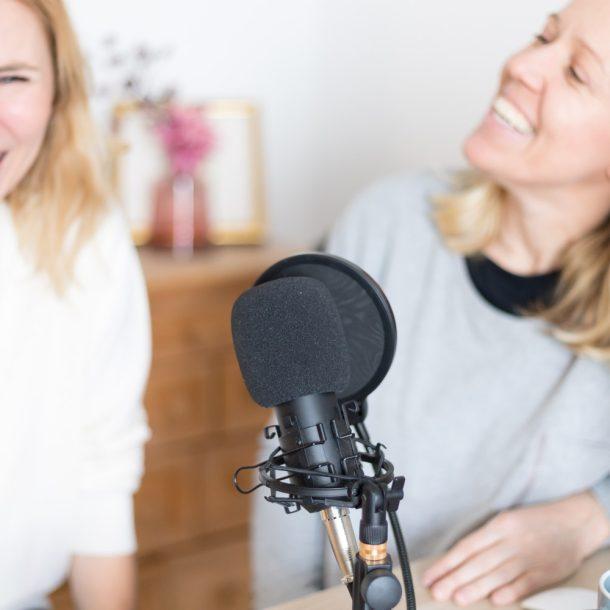 Nicola und Christina vor Mikrophon sprechen über 7 Trends für 2022 im Online Marketing