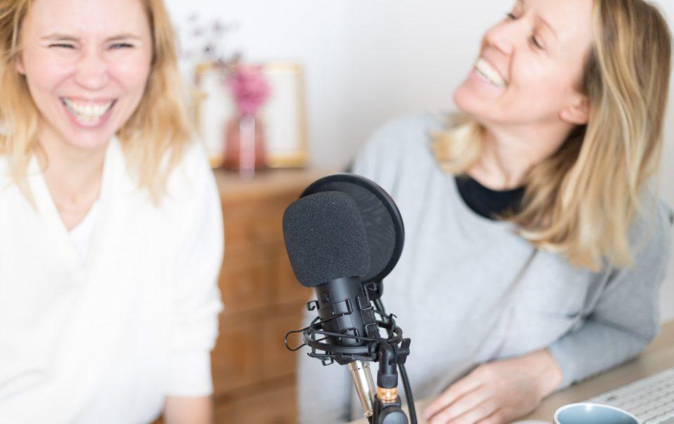 Nicola und Christina vor Mikrophon sprechen über 7 Trends für 2022 im Online Marketing