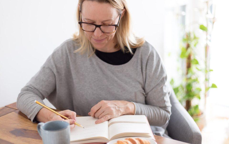 Nicola notiert ihre Ziele in einem Buch