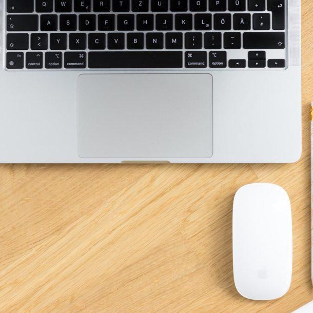 auf einem Holztisch steht Laptop und Maus - zeigt die Suche nach Online Business Tools