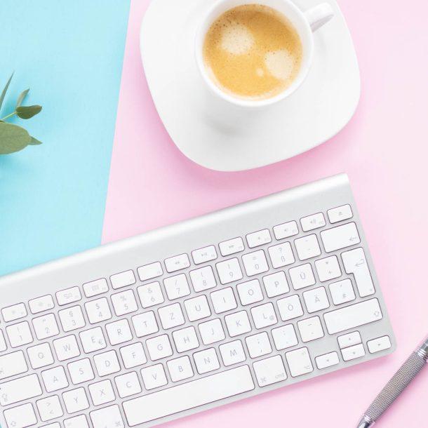 Flatlay Pastell mit Tastatur Kaffee