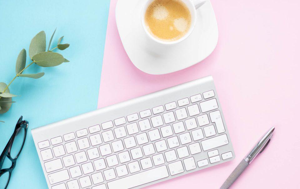 Flatlay Pastell mit Tastatur Kaffee