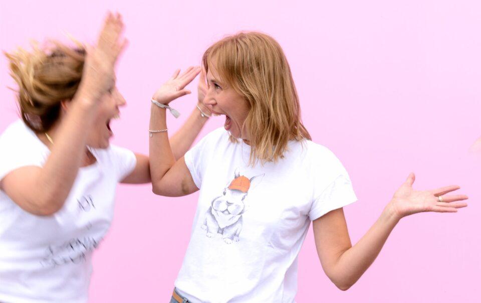 Nicola und Christa gestikulieren ganz wild - passend zum Blogartikel Reals, der Hype - warum wir uns dagegen entschieden haben