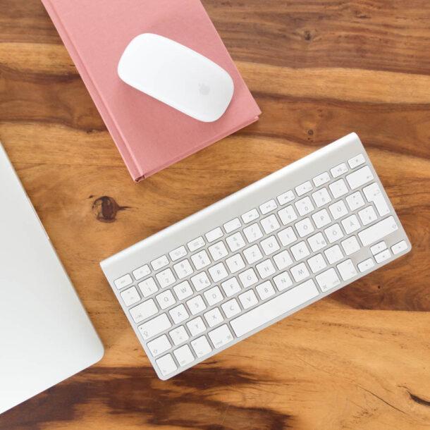 Auf einem Tisch liegt Tastatur, Laptop und Maus - Vorbereitung für dein Beitrag wie du die E-Mail Liste vergrößerst