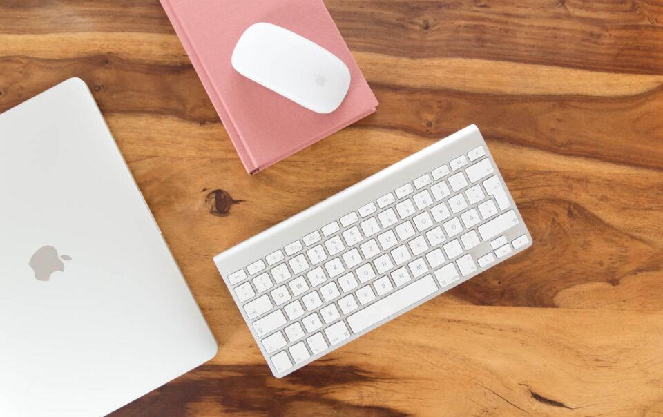 Auf einem Tisch liegt Tastatur, Laptop und Maus - Vorbereitung für dein Beitrag wie du die E-Mail Liste vergrößerst