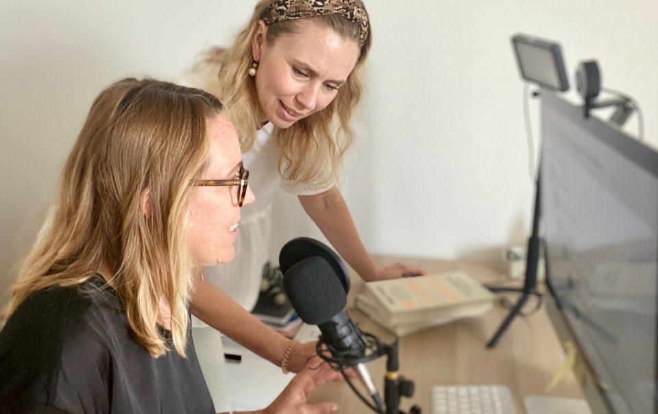 Die Onlinerinnen Nicola und Christina sitzen vor dem Bildschirm und diskutieren zum Thema: Wie mit Newsletter Abmeldungen umgehen?