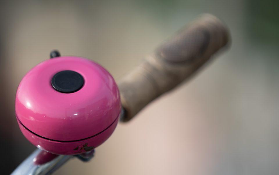 Fahrrad-Lenker mit pinker Klingel - als Beitragsbild zum Blog FAQ, warum sind diese häufig gestellten Fragen so wichtig