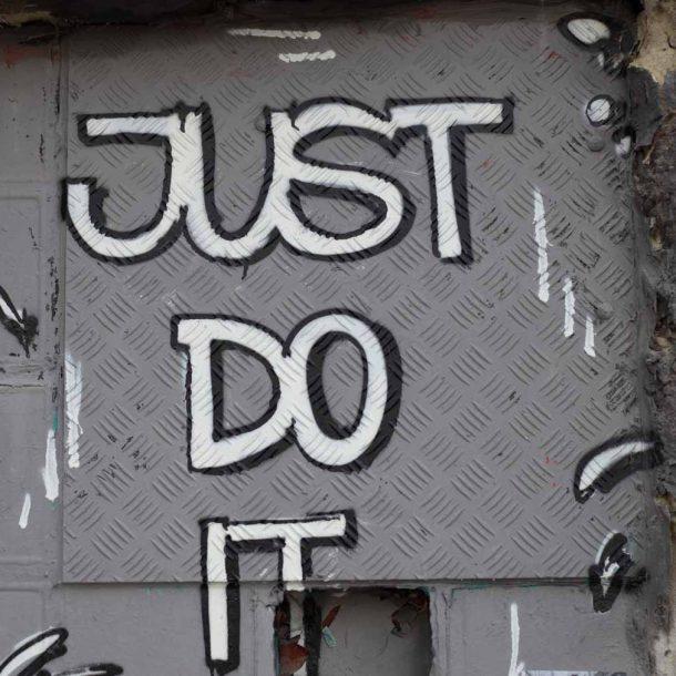 Eine Graffiti-Wand mit dem Spruch - Just do it - passt gut zum Blogbeitrag "3 neue Gewohnheiten"