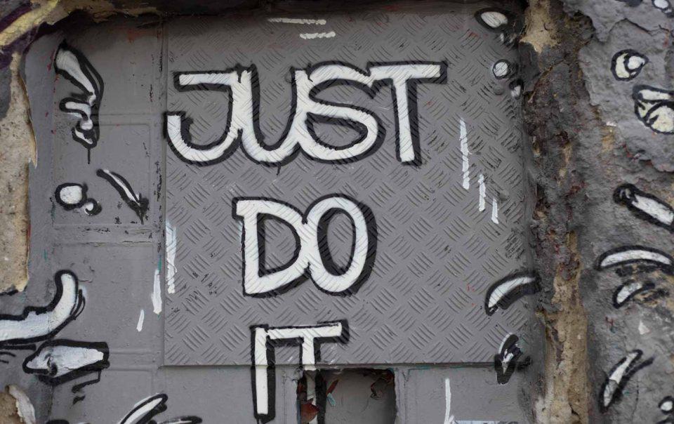 Eine Graffiti-Wand mit dem Spruch - Just do it - passt gut zum Blogbeitrag "3 neue Gewohnheiten"