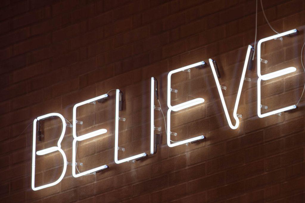 Leuchtschrift "Believe" als Titelbild für den Beitrag die 5 beliebtesten Marketing Tipps aus über 50 Beiträgen