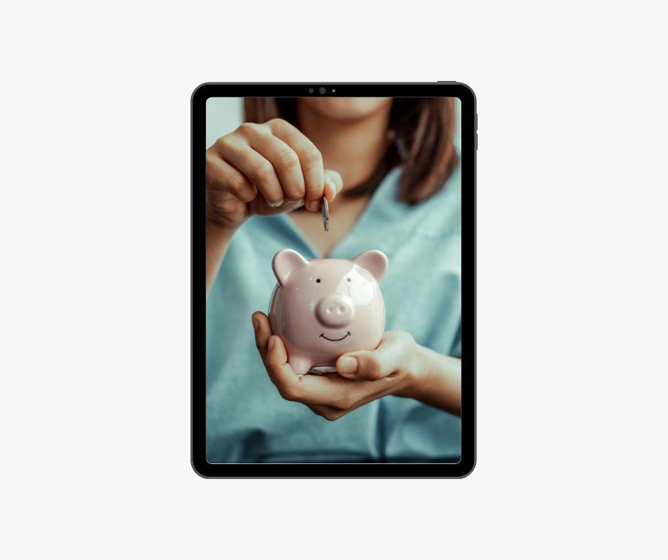 Eine Frau wirft Münzen in ein Sparschwein - soll einen Cash-Bonus symbolisieren im Onlinekurs Listenaufbau
