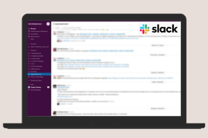 Bildschirm zeigt den Slack Kommunikationskanal und den Austausch unter den Teilnehmerinnen