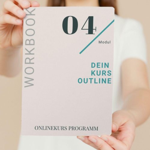 mockup arbeitsbuch Frau zeigt onlinekurs programm